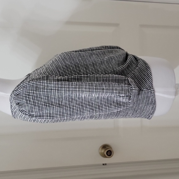 W5 Size L Black & White Textured Twist Front Top, Excellent Used Condition - Picture 7 of 13